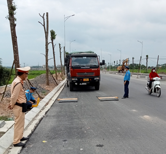 Tổ công tác liên ngành Thanh tra GTVT, CSGT- trật tự huyện Thanh Oai phối hợp, TTKS đảm bảo TTATGT trên tuyến QL21B.