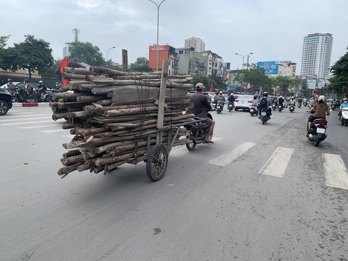 Trên các tuyến đường: Đại lộ Thăng Long, Phạm Văn Đồng, Phạm Hùng; Nguyễn Xiển, Nguyễn Trãi, Xã Đàn, Giải Phóng… Có thể dễ dàng bắt gặp các phương tiện tự chế, xe ba gác vận chuyển hàng hóa, vật liệu cồng kềnh, không đảm bảo ATGT.