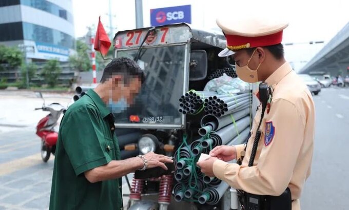 Đội CSGT Số 4 thành lập nhiều tổ công tác để xử lý vi phạm trên nhiều tuyến đường. Các hành vi điều khiển xe thô sơ, xe cơ giới 3 bánh, xe tự chế sẽ bị lực lượng chức năng tịch thu phương tiện. 