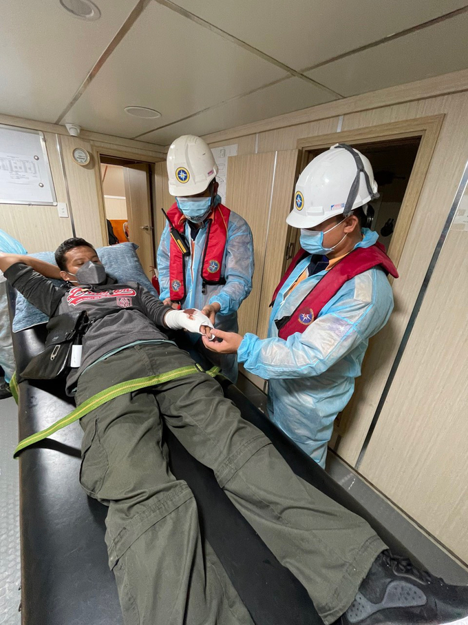 Thuyền viên gặp tai nạn lao động được sơ cứu y tế