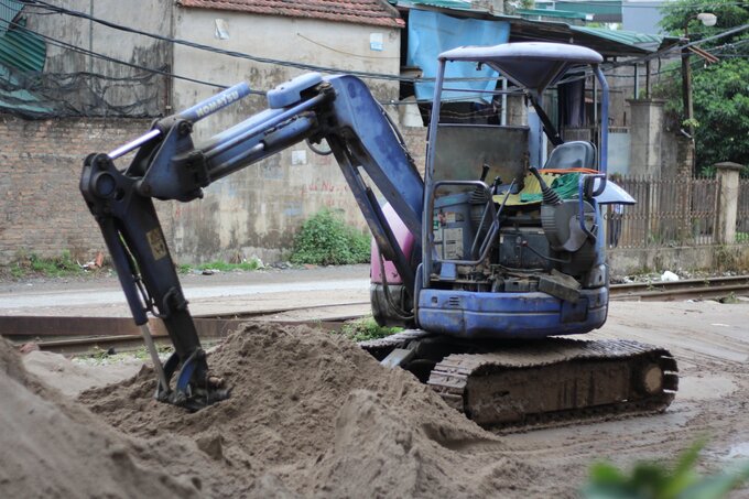 Máy móc, thiết bị xây dựng được để ngay sát đường ray.