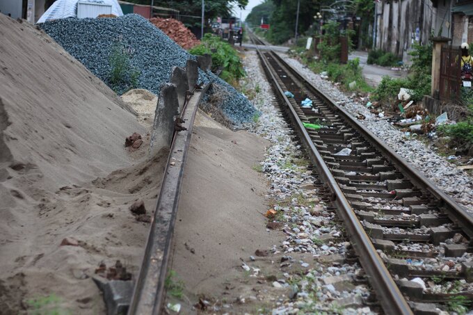 Cách đoạn đường tự phát khoảng 600 mét, PV ghi nhận một điểm tập kết vật liệu xây dựng: gạch, sỏi đá, đất cát,… tràn xuống cả đường ray hây mất ATGT nghiêm trọng.