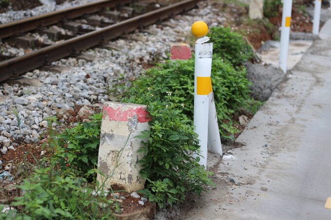 Cọc tiêu bằng tôn thép do người dân lắp đặt, thiết kế thiếu đồng nhất. Thậm chí trùng vị trí với cọc tiêu bê tông trước đó.