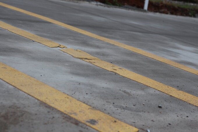 Gờ giảm tốc trên đoạn đường tự phát được thiết kế, lắp đặt chưa đạt chuẩn quy định, số cụm không được thống nhất khi chỗ 3 vạch, chỗ 4 vạch, chỗ 5 vạch.