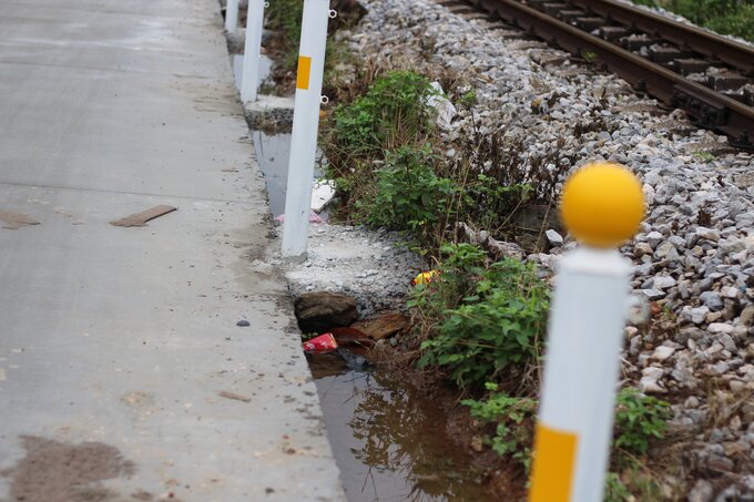 Hệ thống thoát nước chưa được lắp đặt, hình thành các rãnh nước do mặt đường được nâng lên so với mặt đường trước đó. 