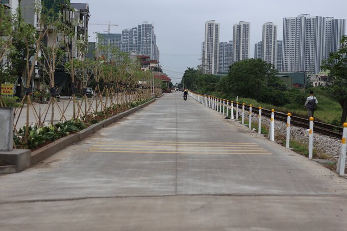 Người dân thi công, làm đường bê tông trên hành lang an toàn đường sắt suốt gần 2 tháng, đến khi đường đã hoàn thành, được sử dụng nhưng chính quyền địa phương vẫn không hề hay biết. 