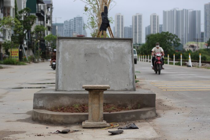 Bục bê tông được xây dựng tại 2 đầu đoạn đường tự phát. Có lẽ để đề tên đường do dân làm (?) 