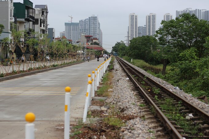 Đường bê tông được làm sát vào chân nền đá ba lát đường sắt. Khoảng cách từ cọc tiêu đến mép đường ray chỉ vỏn vẹn hơn 1 mét.