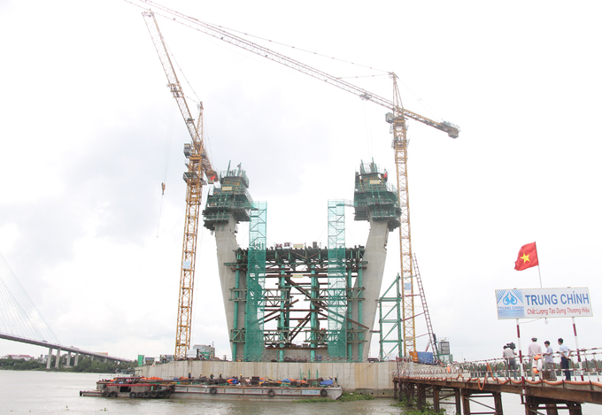 Mặc dù gặp khó khăn về nguồn cung ứng vật liệu nhưng chủ đầu tư và các nhà thầu vẫn triển khai thi công dự án cầu Mỹ Thuận 2 vượt tiến độ.