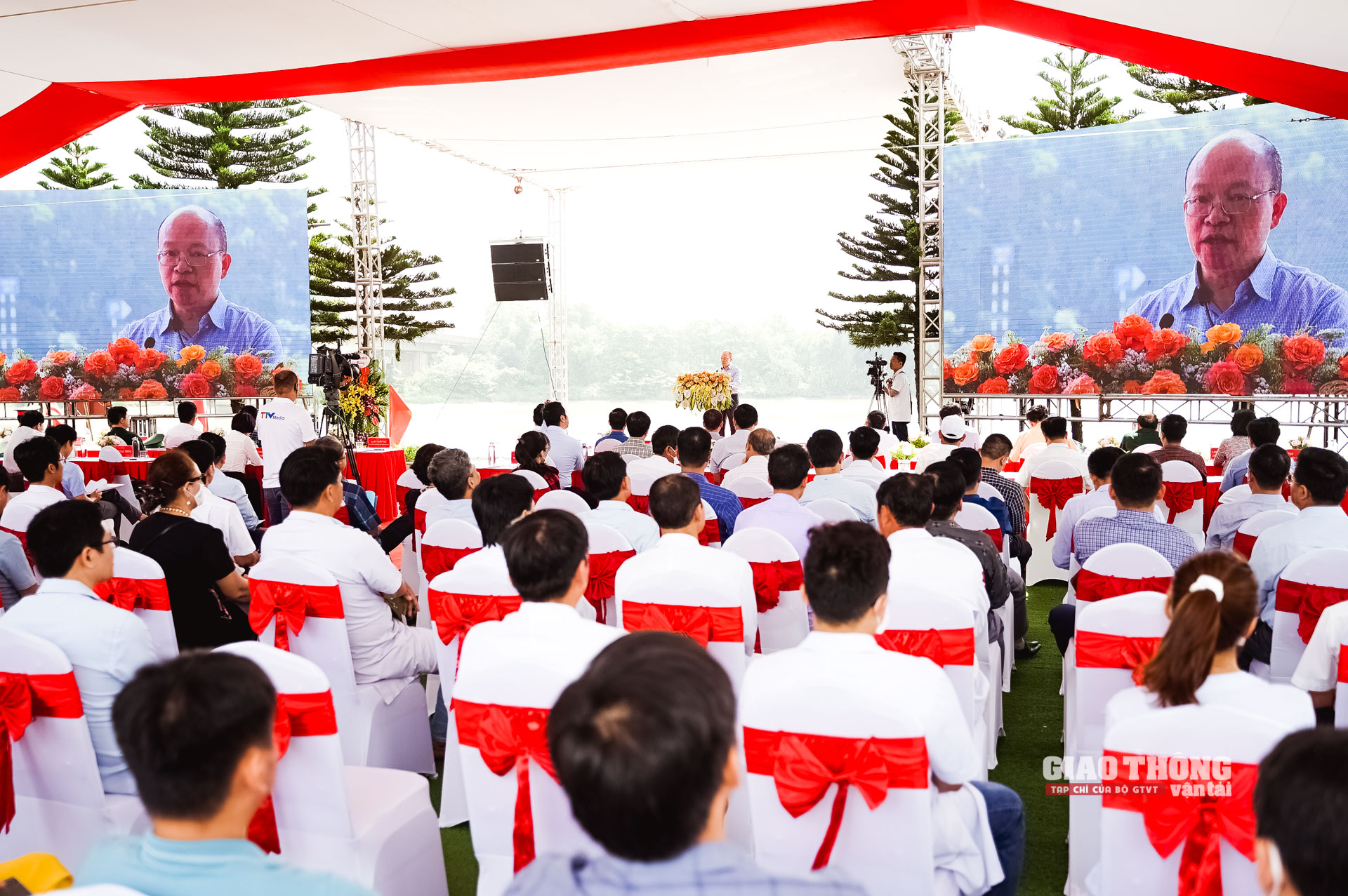 Sáng nay (17/5), Cục Đường thủy nội địa (ĐTNĐ) Việt Nam tổ chức Diễn tập thực binh công tác phối hợp tìm kiếm cứu nạn giao thông ĐTNĐ năm 2022 tại hạ lưu cầu Hàm Rồng – sông Mã, cách hạ lưu chân cầu Hoàng Long 200m. Buổi diễn tập sẽ góp phần nâng cao kỹ năng, nghiệp vụ tìm kiếm cứu nạn, hiệu quả của phong trào vì bình yên sông nước, góp phần cho hoạt động du lịch nói chung và du lịch khu vực sông Mã nói riêng.