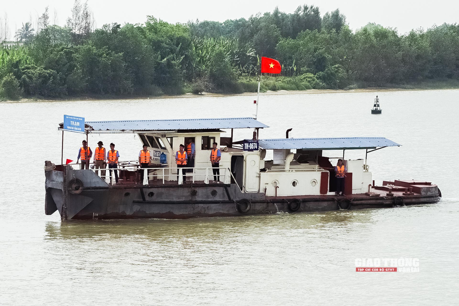 Nhận được tin báo có tai nạn, chính quyền và nhân dân địa phương đã phối hợp với Công ty Cổ phần Quản lý bảo trì ĐTNĐ và xây dựng giao thông Thanh Hóa điều 1 tàu thường trực chống va trôi 192 sức ngựa đang hiện trường phối hợp công tác tìm kiếm cứu nạn.