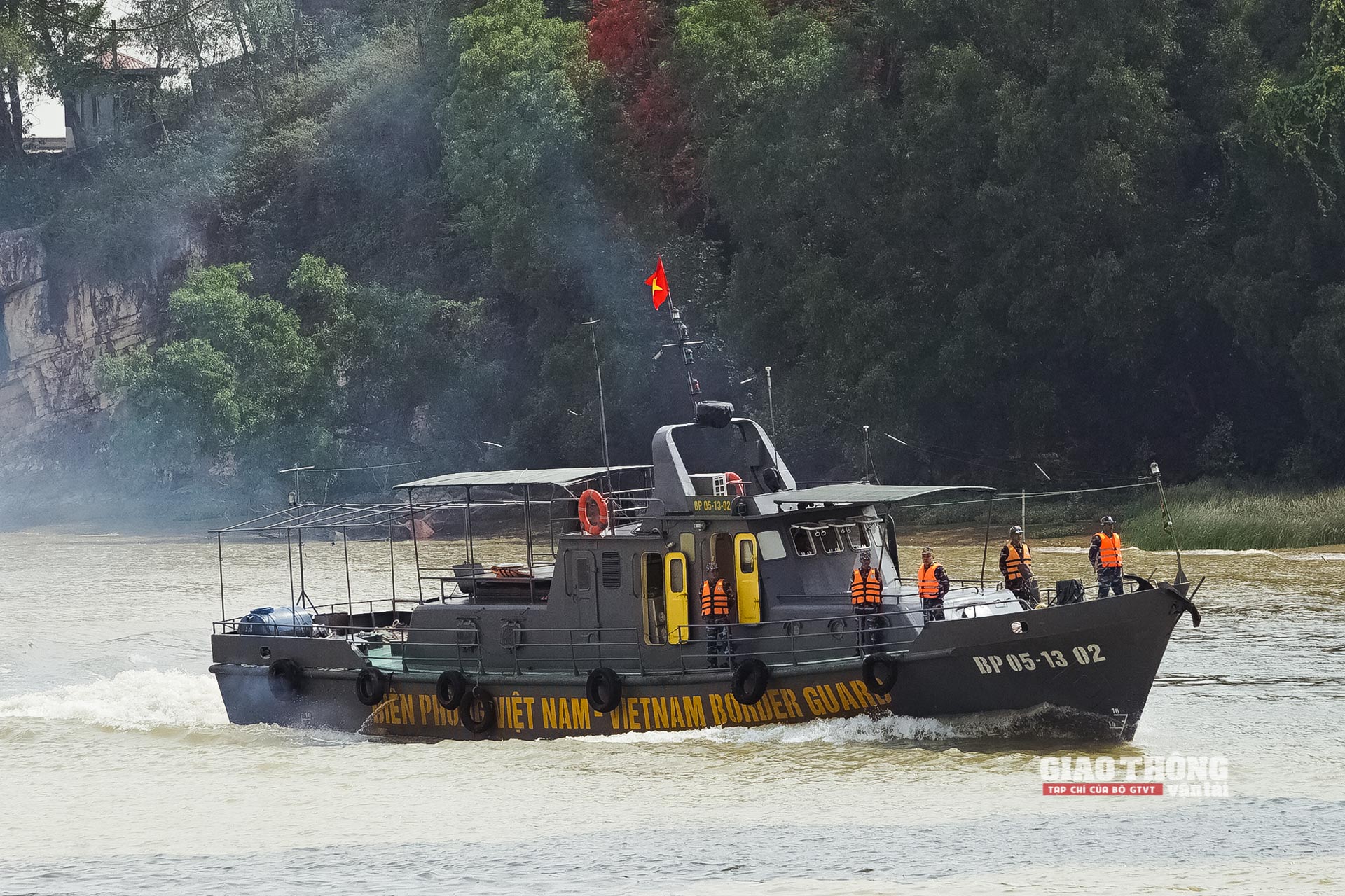 Nhận được tin báo nạn, Bộ đội Biên phòng Thanh Hóa đã huy động 1 tàu chữa cháy, 1 ca nô và 18 cán bộ, chiến sỹ tới hiện trường để phối hợp tìm kiếm cứu nạn.