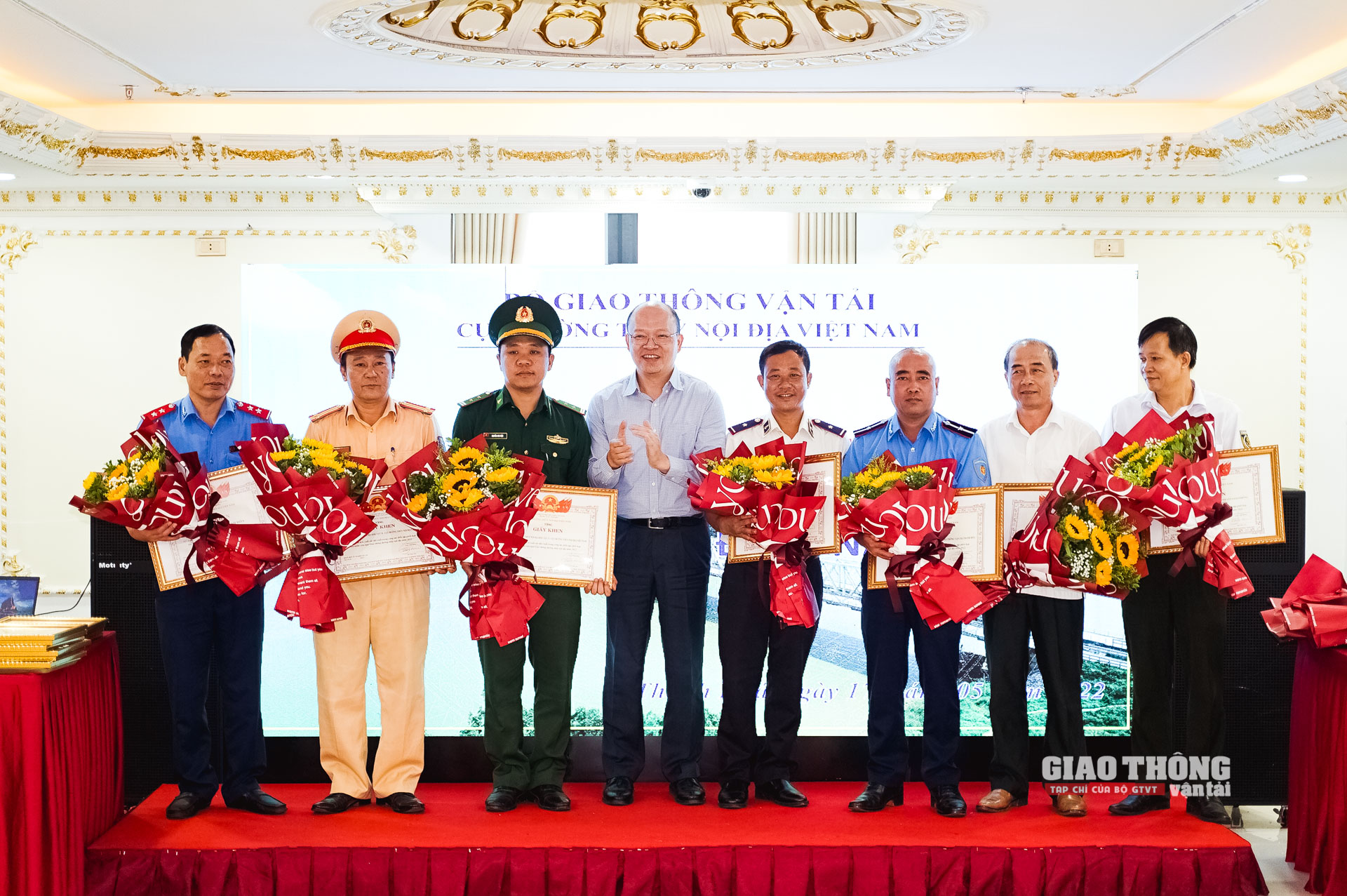 Cục trưởng Cục ĐTNĐ Việt Nam Bùi Thiên Thu trao Giấy khen cho các tập thể tham gia diễn tập