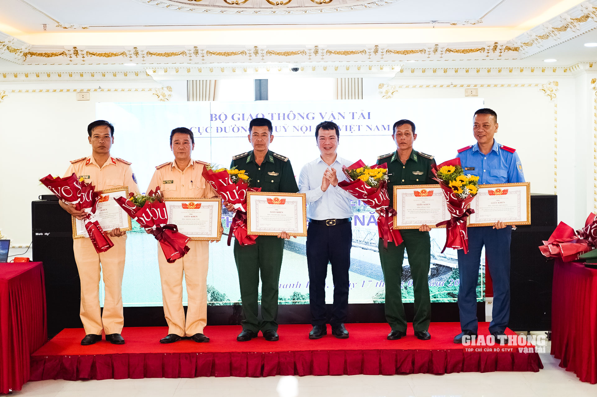 Phó Cục trưởng Cục ĐTNĐ Việt Nam Lê Minh Đạo trao Giấy khen của Cục trưởng Cục ĐTNĐ Việt Nam cho các cá nhân có thành tích xuất sắc trong diễn tập