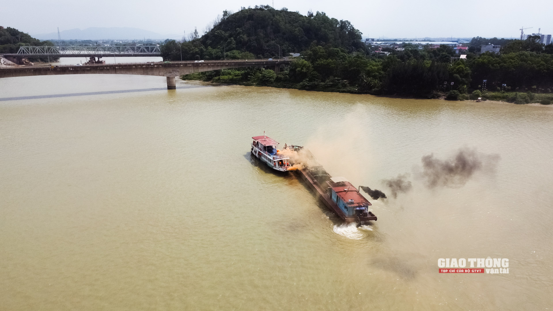 Theo kịch bản diễn tập, Tàu khách Hoàng Long 1 chở 30 người (6 thuyền viên và 24 hành khách) tham quan du lịch tuyến sông Mã, khi đi qua cầu Hàm Rồng hướng về hạ lưu thì gặp sự cố máy khiến phương tiện trôi dạt mạnh về phía hạ lưu và va chạm với tàu hàng ngược chiều. Sau va chạm, 2 tàu biểu hiện bị mất khả năng điều động, có xu hướng quay ngang dòng nước trôi dạt tự do,… 