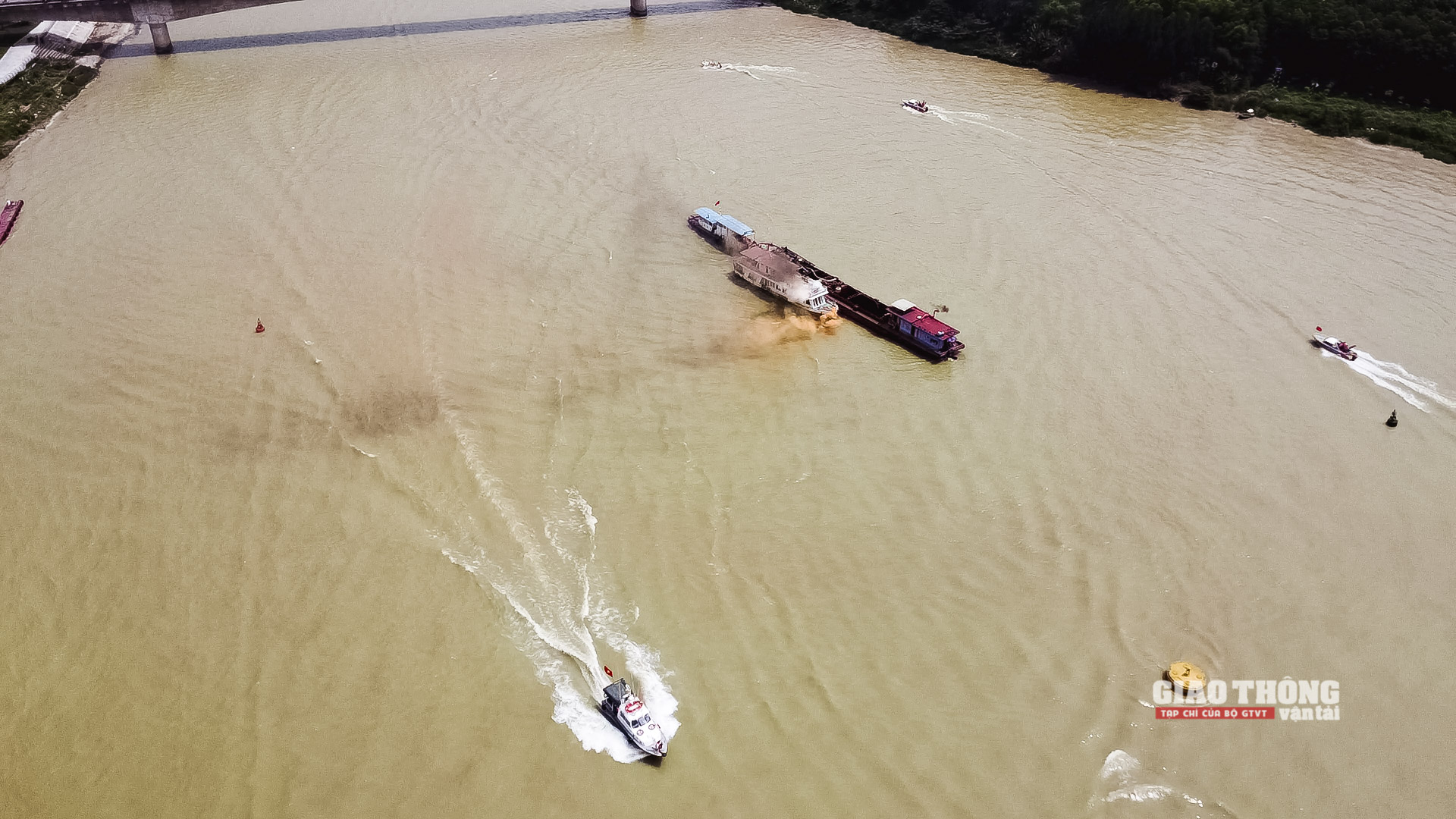 Sau khi tiếp cận hiện trường, các lực lượng đã nhanh chóng cứu nạn toàn bộ 18 hành khách vào bờ an toàn.