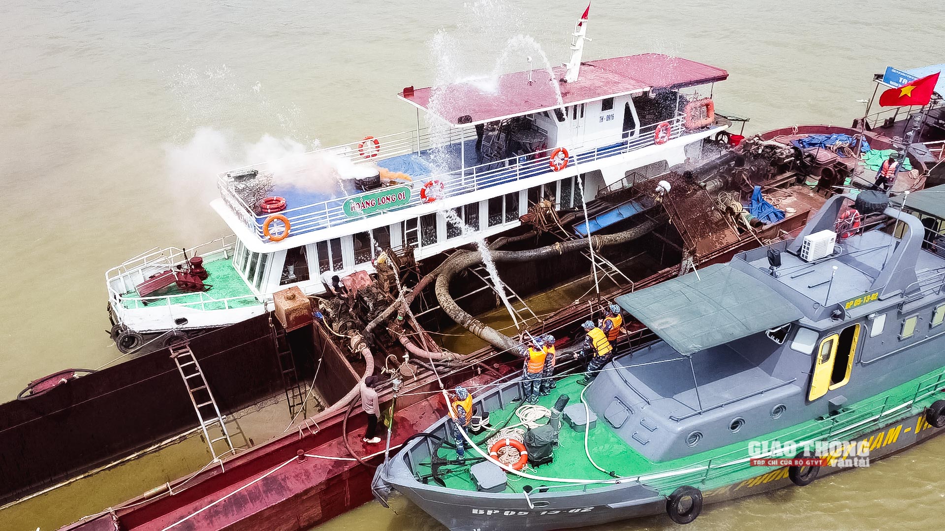 Hệ thống điện trên khoang hành khách bị chập, đám cháy xuất hiện ở boong phía trên mũi tàu, dù đã triển khai chữa cháy tại chỗ nhưng cháy lớn nên đã lan rộng vào khoang hành khách. Thời điểm này, 6 thuyền viên vẫn ở trên tàu. Nắm bắt thông tin từ tàu khách, Ban chỉ huy đã điều động tàu của Bộ đội Biên phòng đến cứu hỏa. Đồng thời điều động tàu thường trực chống va trôi cầu Hàm Rồng tiến hành lai dắt tàu khách vào bờ an toàn.