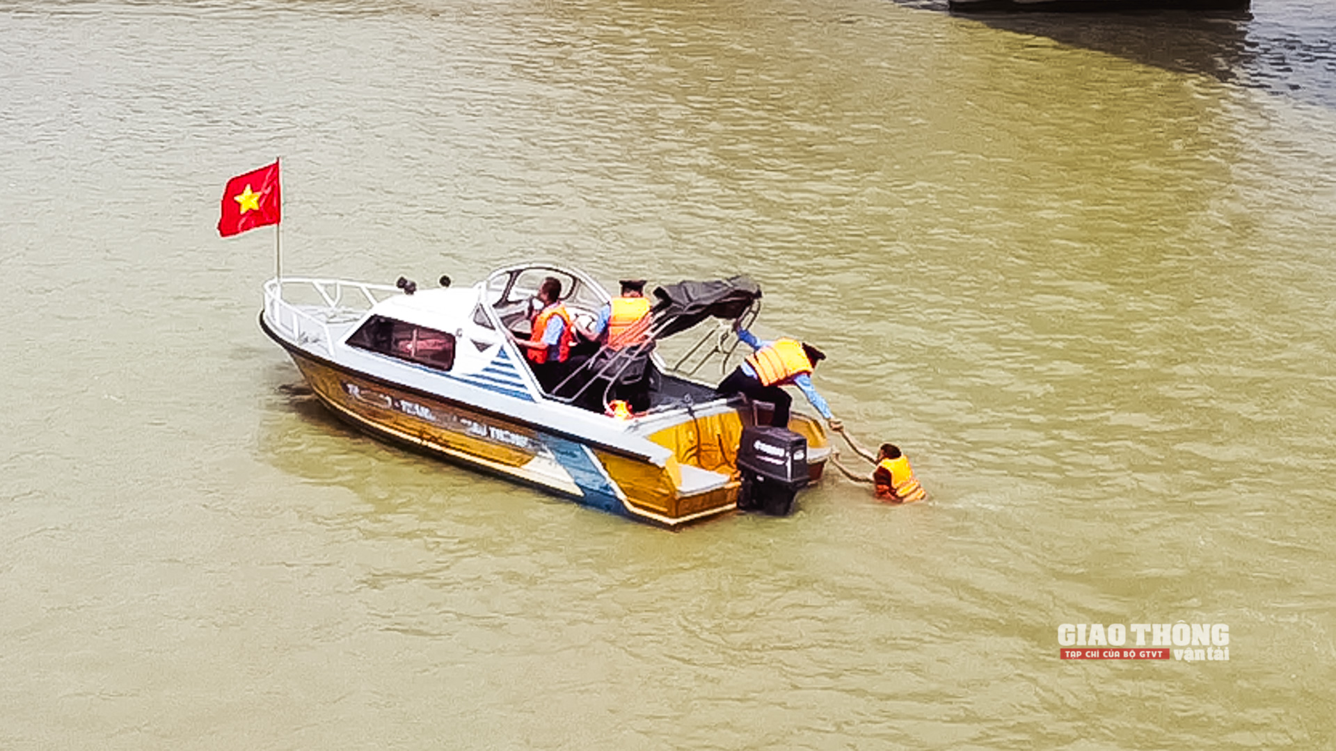 Sau một thời gian tìm kiếm, tổng số 30 người gồm 18 hành khách trên tàu, 6 hành khách nhảy xuống nước, 6 thuyền viên tàu khách cùng tư trang đã được các lực lượng tại hiện trường cứu vớt lên bờ an toàn.