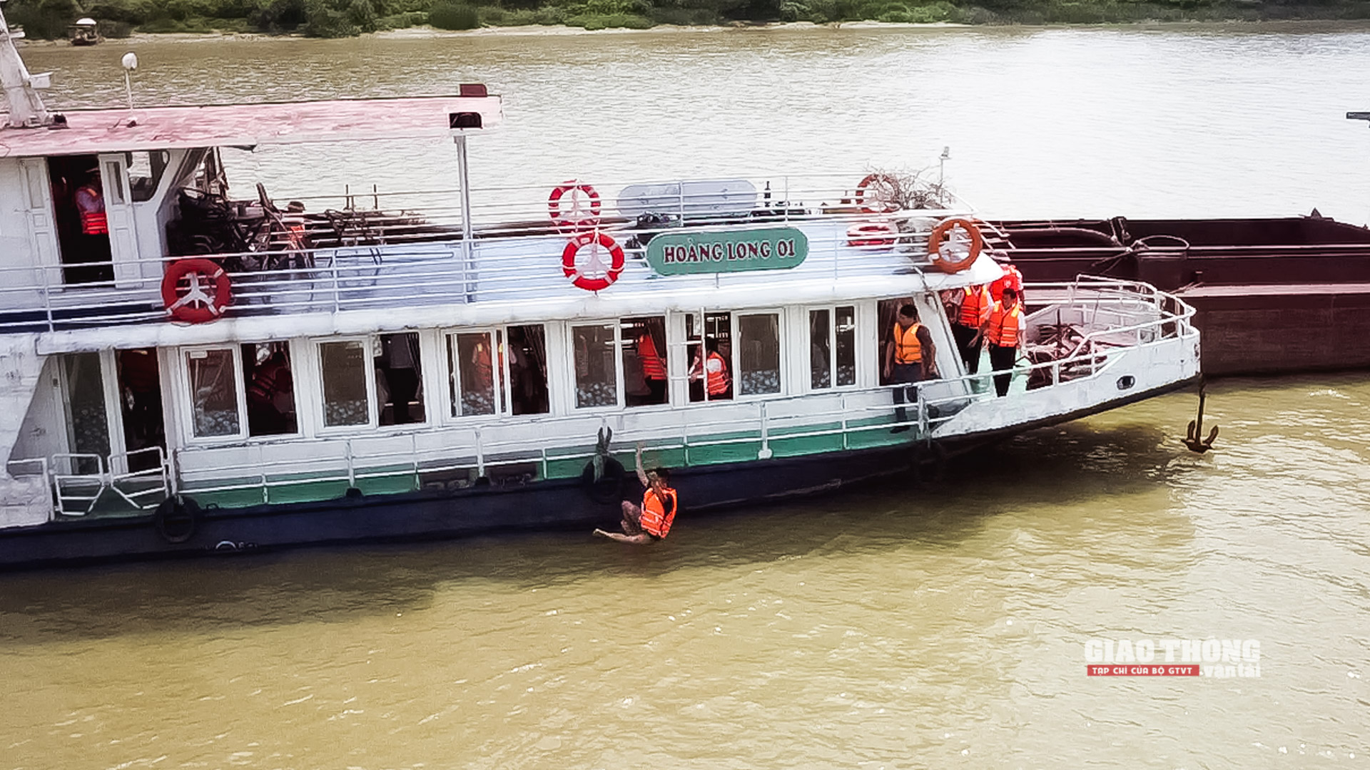 Chứng kiến hàng loạt sự cố trên tàu khách xảy ra do vụ va chạm, mọi hành khách đều hoảng loạn, nhốn nháo. Trong đó có 6 người nhảy khỏi tàu khách và bị trôi dạt trên sông