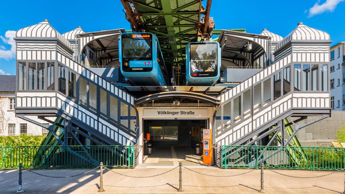 Các nhà ga của Schwebebahn đều được thiết kế với những kiến trúc độc đáo