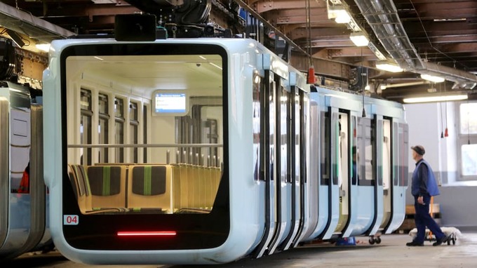 Hành khách lên tàu Schwebebahn tại một nhà ga của hệ thống