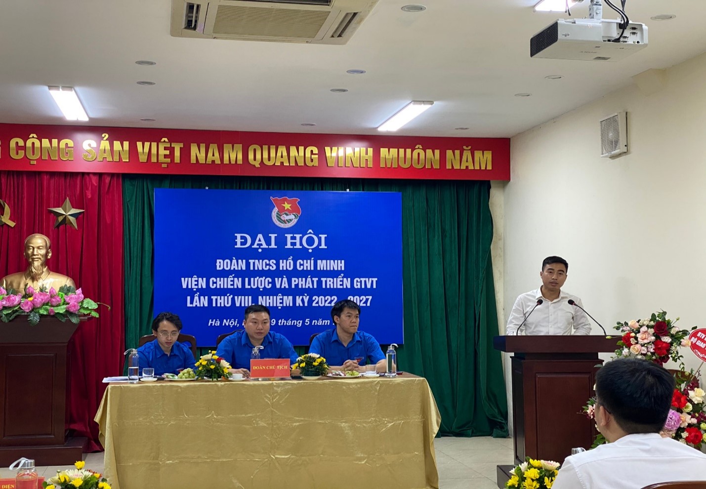 Đồng chí Đinh Minh Dũng – Ủy viên BTV, Phó Bí thư thường trực Đoàn Thanh niên Bộ GTVT chúc mừng Đại hội