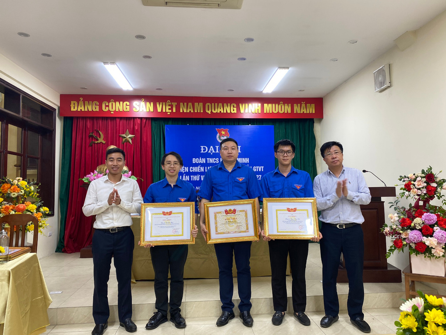 Ban chấp hành Đoàn Viện nhiệm kỳ 2017-2022 nhận bằng khen của Đoàn Khối Cơ quan Trung ương và giấy khen Đoàn Thanh niên Bộ GTVT