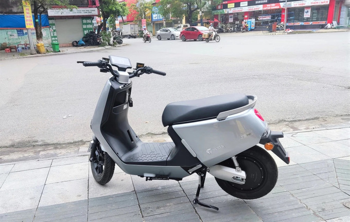 Mẫu xe G5 Lite vẫn giữ nguyên thiết kế của mẫu xe G5 cao cấp. Bản dùng ắc quy vừa giúp quãng đường đi xa hơn, giá thành xe cũng hạ thấp đáng kể.

