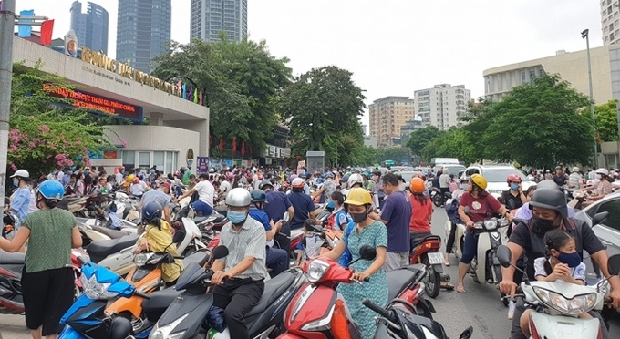 Ùn tắc trước cổng trường luôn là vấn đề nan giải