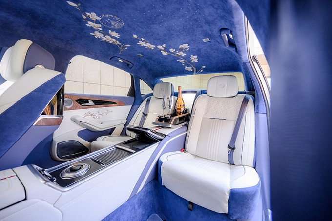 Nóc thêu hình hoa lan trắng của xe

