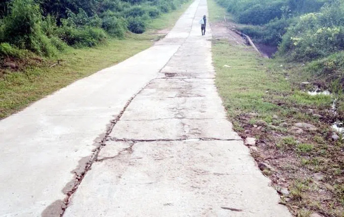 Hiện trạng tại TL.342 nhiều khu vực đã xuống cấp nghiêm trọng, gây nguy hiểm cho các phương tiện lưu thông.