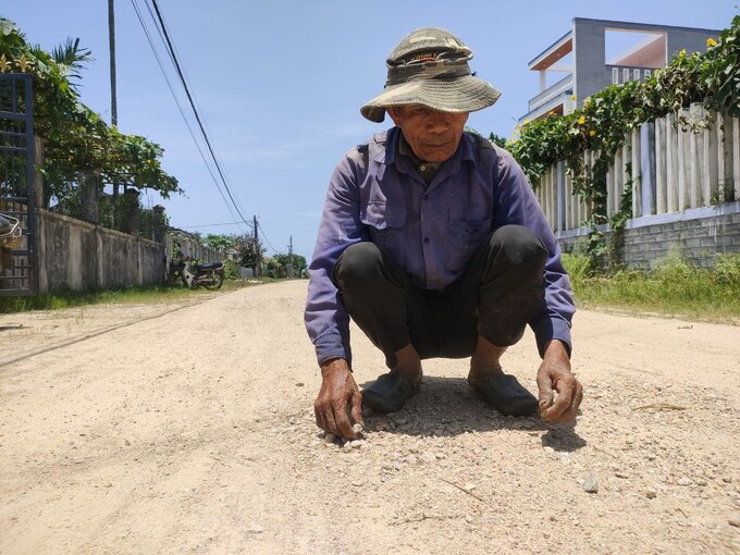 Ông Lê Quốc Có bức xúc vì hiến đất đã lâu mà đường vẫn chưa thi công

