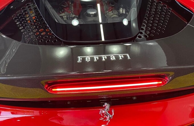 Xe có trang bị cánh gió đuôi carbon

