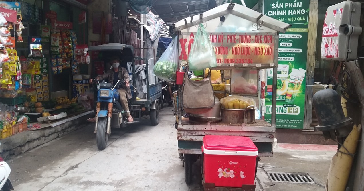 Xe ba gác và xe tự chế thành quầy hàng di động cùng nhau bịt kín lối đi của các phương tiện khác