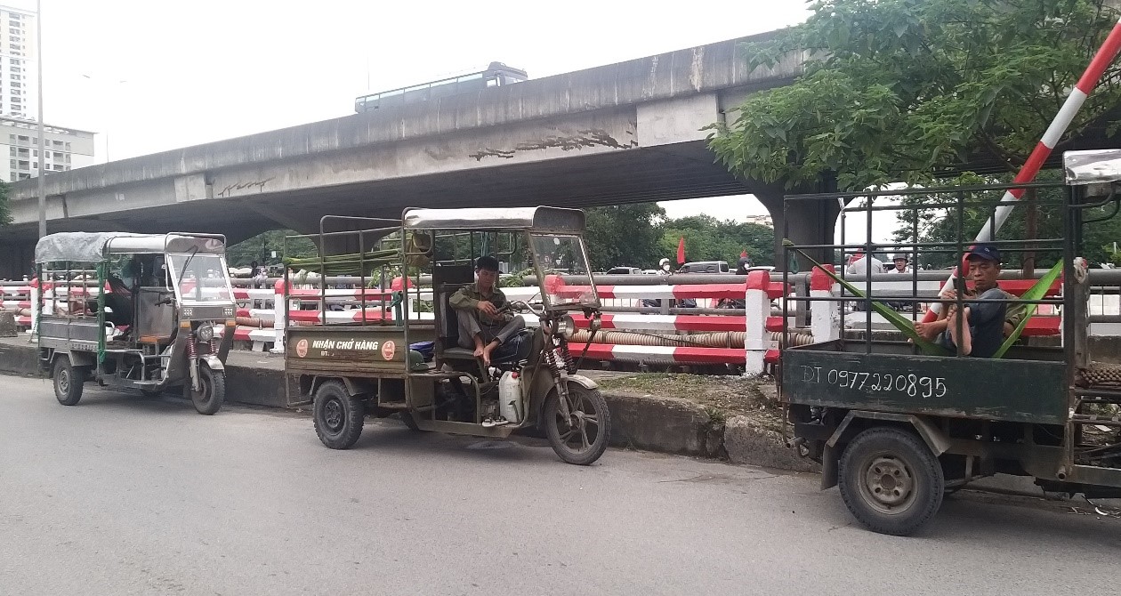 Bãi đỗ xe ba gác bất đắc dĩ tại Cầu Dậu , quận Hoàng Mai