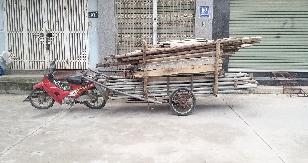 Xe máy được người dân tự chế thành xe thồ hạng nặng