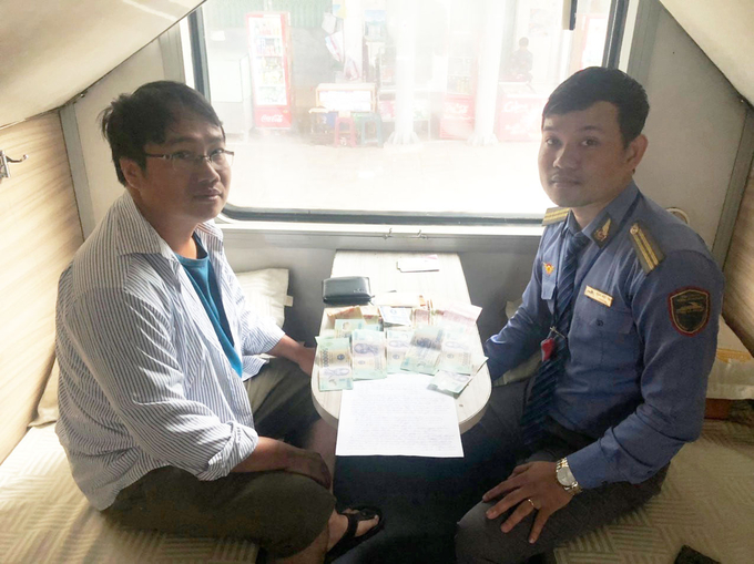 Tổ tàu trao trả lại ví tiền cho hành khách để quên trên tàu (Ảnh: Cộng đồng Đường sắt Việt Nam)