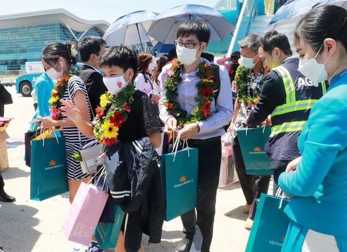Các hành khách trên chuyến bay đầu tiên trên đường bay Singapore - Nha Trang hào hứng khi được đón tiếp và tặng quà lưu niệm