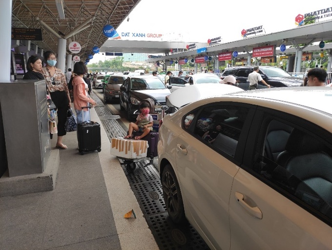 Ô tô bắt khách giữa đường