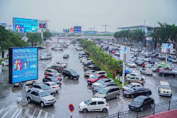 Sân đỗ ô tô phía trước nhà ga hành khách  T1