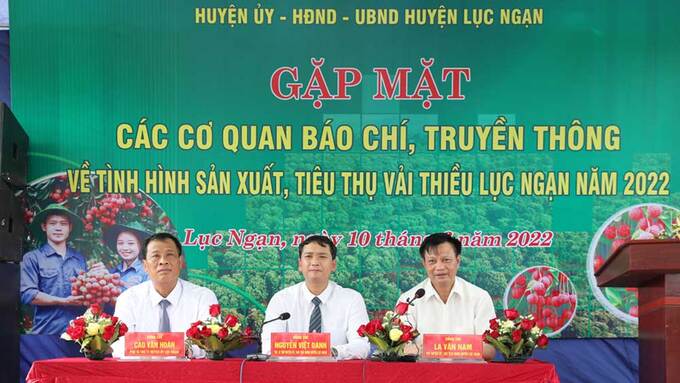 Các đồng chí lãnh đạo huyện Lục Ngạn chủ trì buổi gặp mặt.