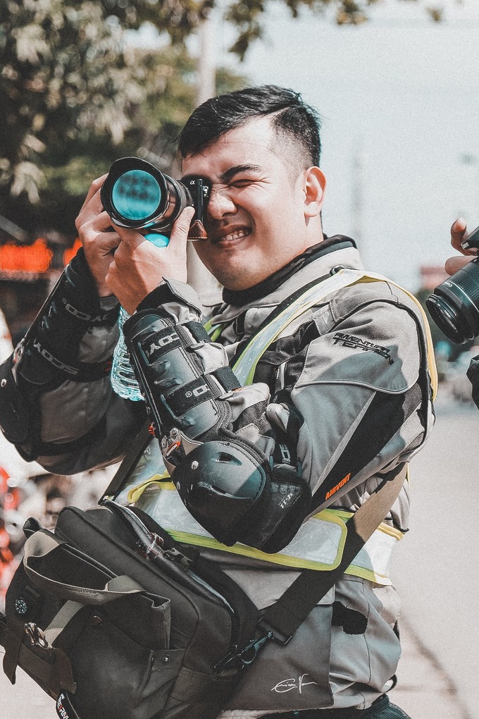 PV Vũ Thành trong một lần tác nghiệp tại Vĩnh Phúc