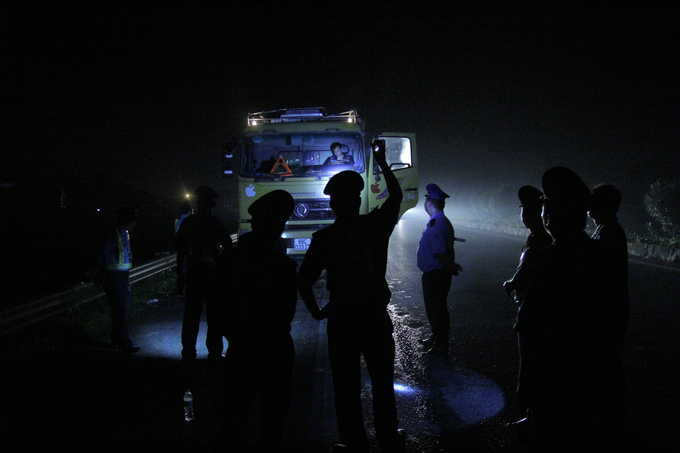 PV Tạp chí GTVT theo chân lực lượng Thanh tra GTVT xuyên đêm xử lý xe quá tải ở TP. Hà Nội