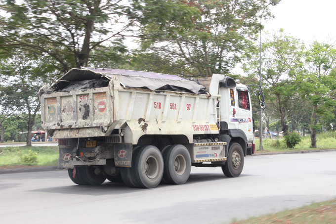 Lực lượng CSGT TP.HCM ra quân xử lý nghiêm hành vi tự ý cơi nới thùng, chở hàng quá tải, nồng độ cồn… nhằm đảm bảo trật tự ATGT.