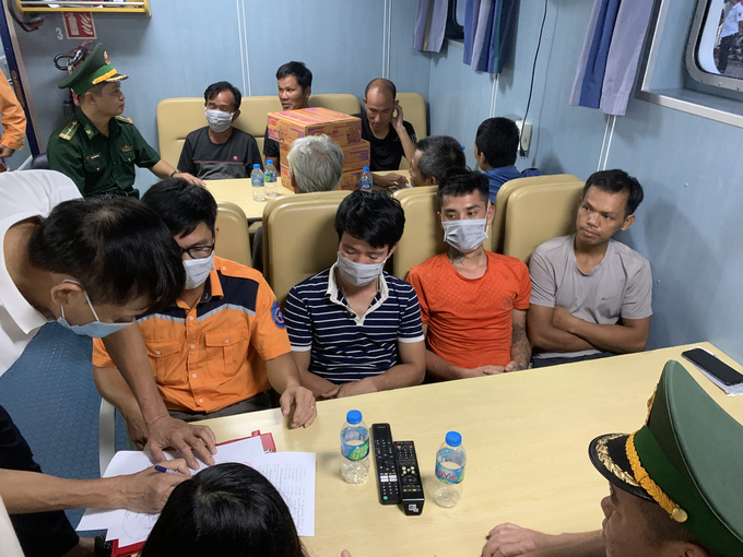 Bàn giao thuyền viên cho các cơ quan chức năng