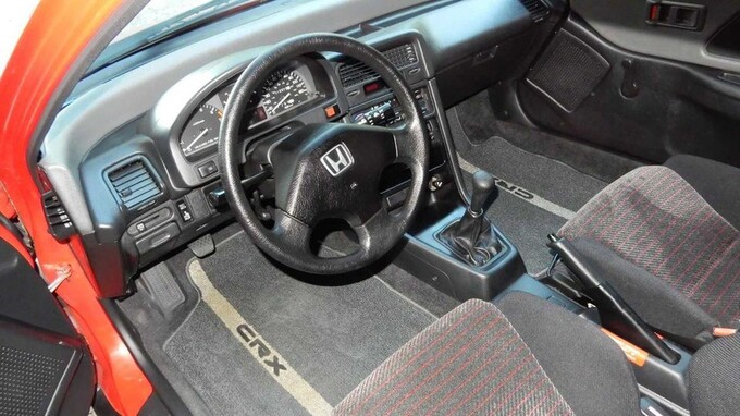 Nội thất khá đơn giản nếu so với thời điểm hiện nay. Ảnh: Motor 1

