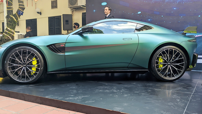 Tại thị trường Việt Nam, xe được trang bị động cơ V8 4.0L tăng áp kép