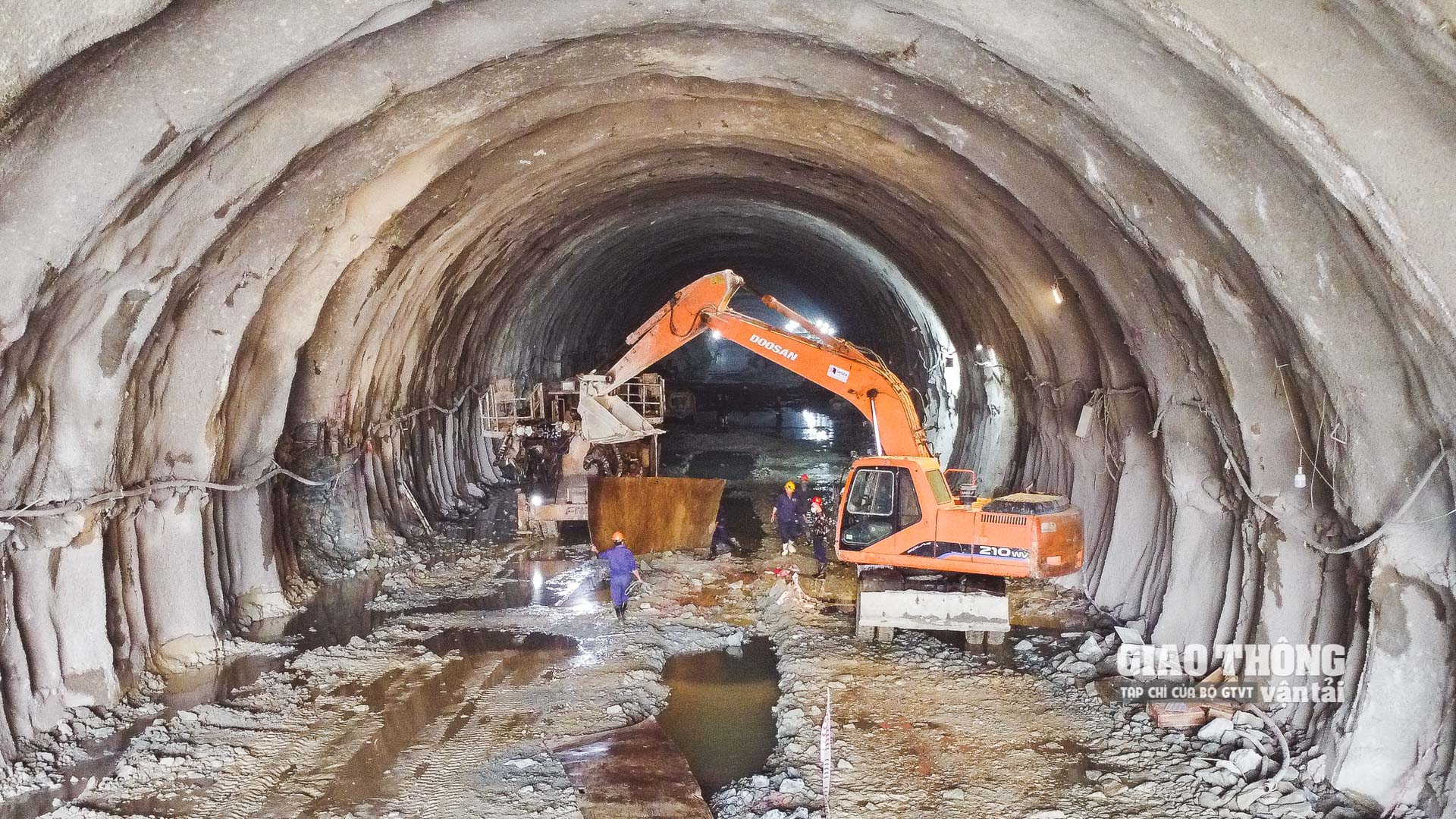 Thi công hạng mục hầm Thung Thi trên cao tốc Mai Sơn - QL45