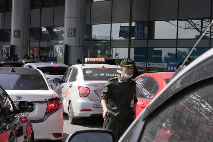 Lực lượng An ninh cơ động được huy động hướng dẫn phân làn phương tiện