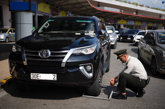 Những phương tiện dừng đỗ sai quy định bị lực lượng ANHK khóa bánh xe và nhắc nhở